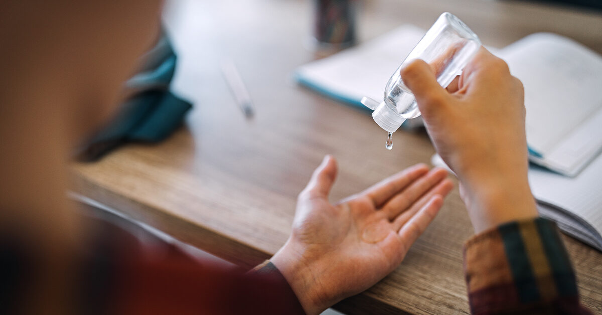 Qu'est-ce que l'alcool dénaturé et pourquoi se trouve-t-il dans mes produits de soin de la peau ?