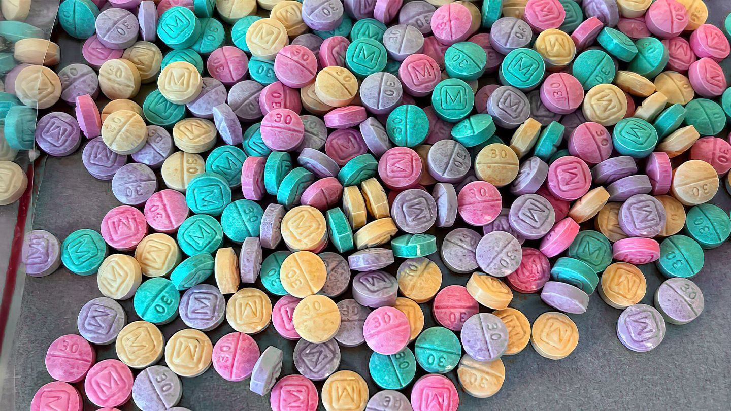 Le fentanyl de couleur bonbon peut inciter les jeunes enfants à des surdoses accidentelles cet Halloween