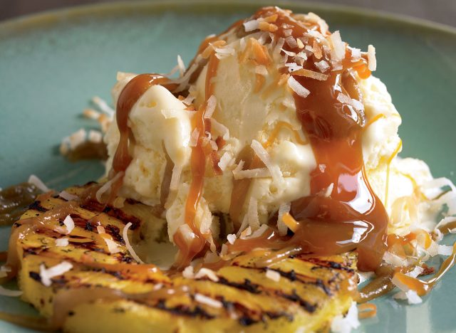 Coupe glacée à l'ananas grillé et sauce au rhum