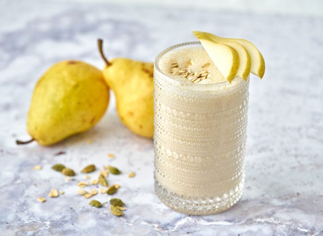 smoothie poire cardamome en verre garni de poire