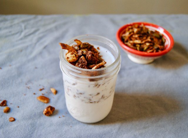 petit-déjeuner paléo yaourt et smoothie granola en pot Mason avec granola en arrière-plan