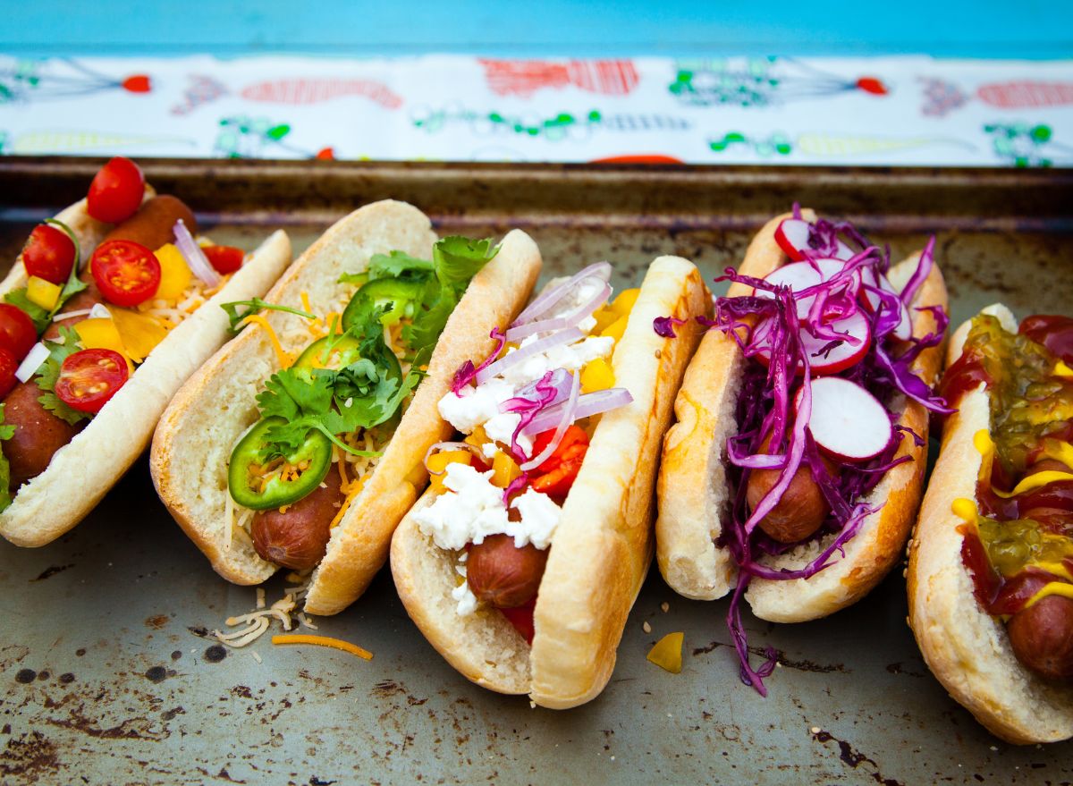 23 garnitures pour hot-dogs meilleures que le ketchup et la moutarde