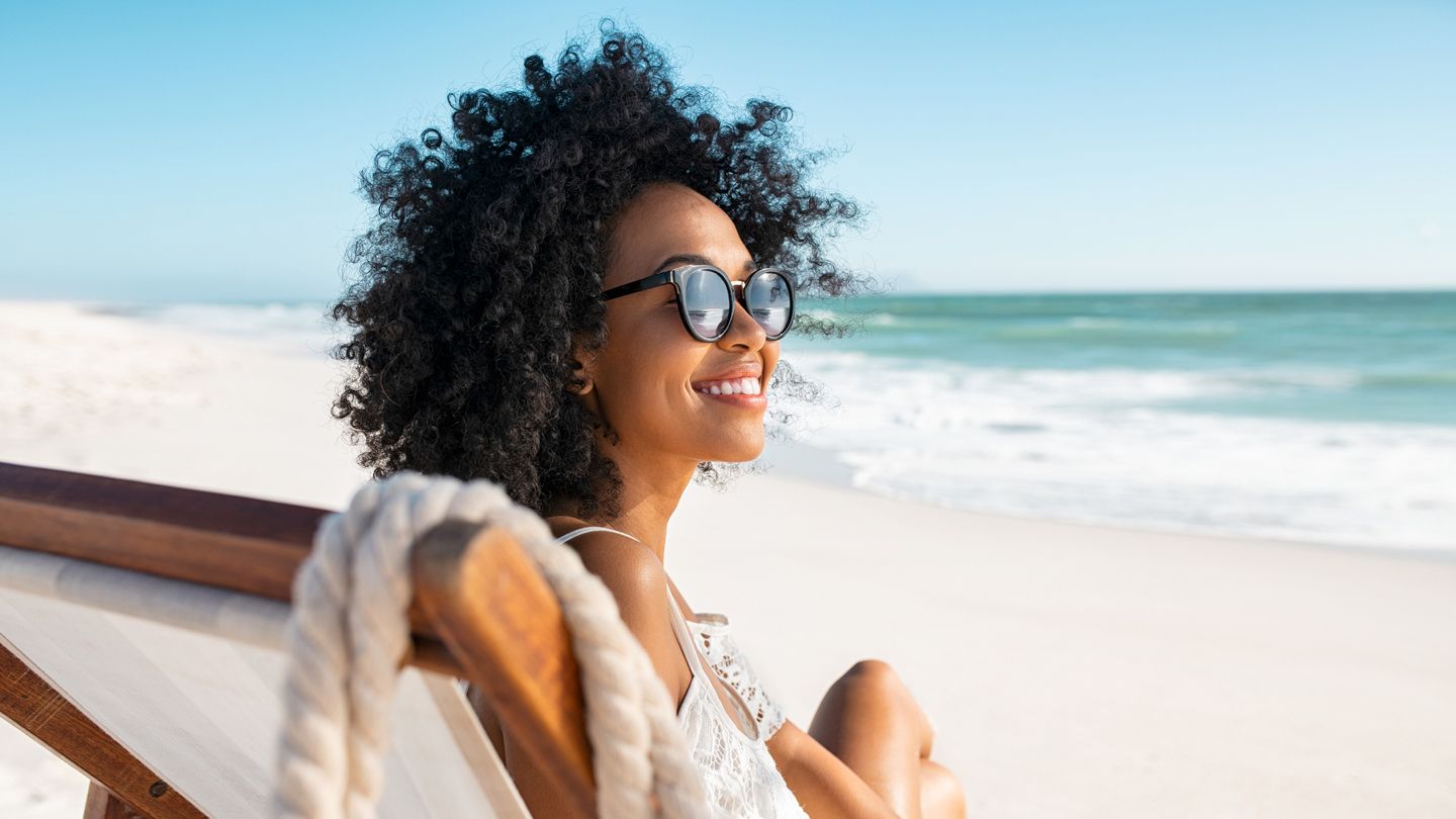 Cheveux bouclés ou cheveux raides : lequel vous garde au frais ?