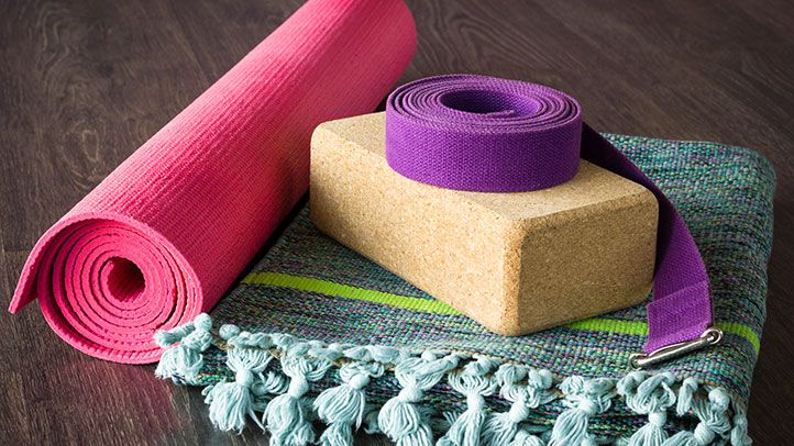 Accessoires de yoga : tout sur les tapis, les briques, les sangles et plus encore