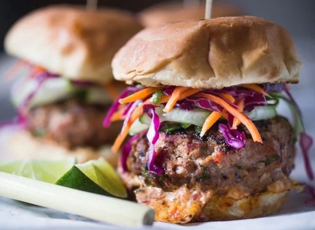 burger de dinde thaïlandais avec salade de chou asiatique