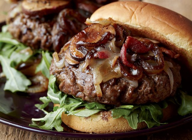 Burger suisse sain au vin rouge et aux champignons