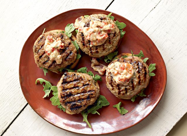 Burger de poulet et aolia aux tomates séchées