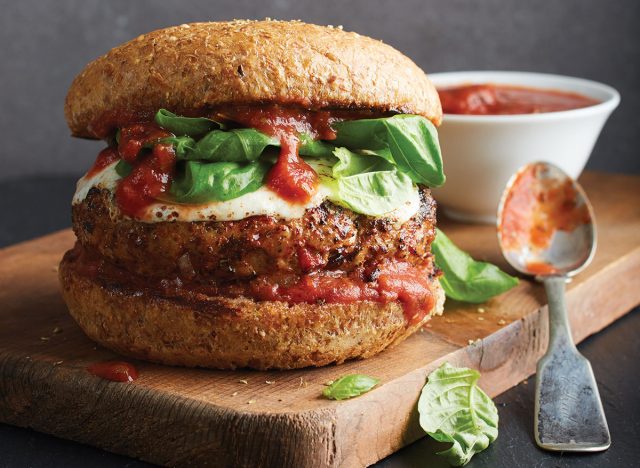 pizza burger sur plateau en bois avec sauce marinara