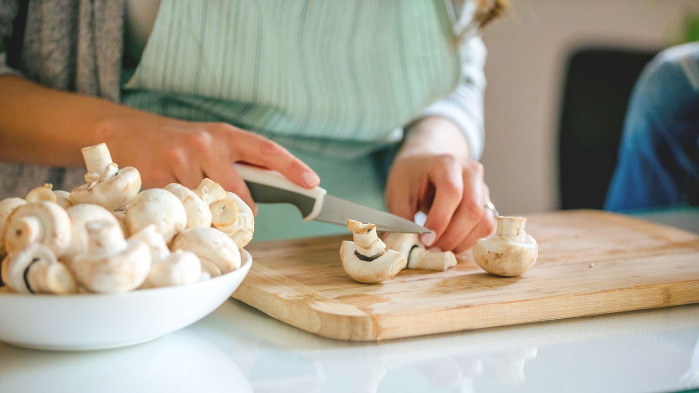 Peut-on manger des champignons crus ?  Acheté en magasin ou fourré, meilleures méthodes de cuisson et plus encore